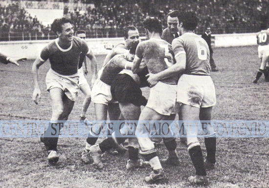 1940 26 maggio Lazio-Roma 1-0 I Laziali abbracciano il debuttante portiere Corrado Giovannini che ha appena parato un rigore-w